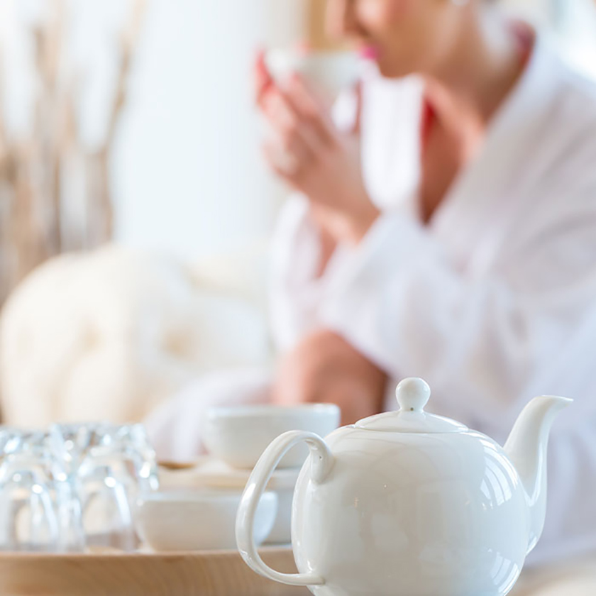 在睡前進行護膚，放鬆身心。