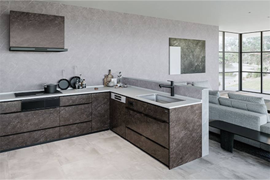 透過經過老化處理的金屬，營造成成熟的時光感